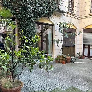 luxury-loft-near-duomo-garage.italymilanhotels.net/